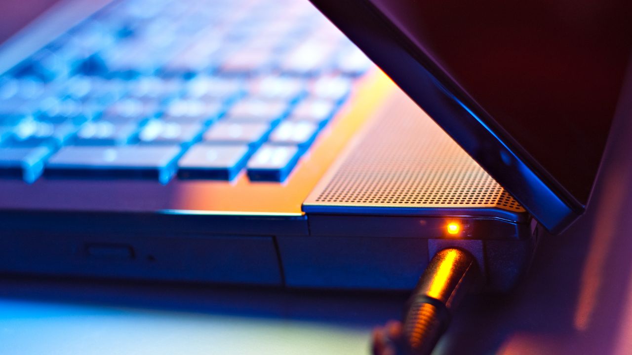 How to Safely Remove and Replace an HP Laptop Battery?