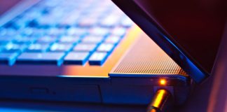 How to Safely Remove and Replace an HP Laptop Battery?